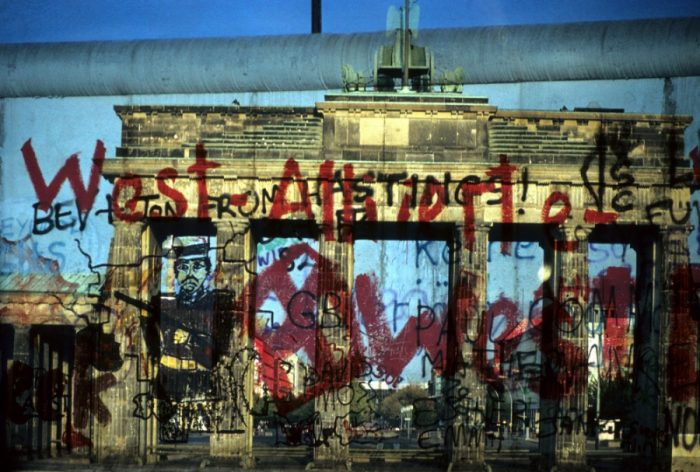 Jo Hermann, Nur ein Stückchen Mauer, 55x40cm Foto gerahmt